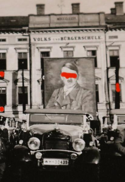 altes Foto - Wien ???  Volks.-und Bürgerschule - riesiges Adolf Hitler Plakat